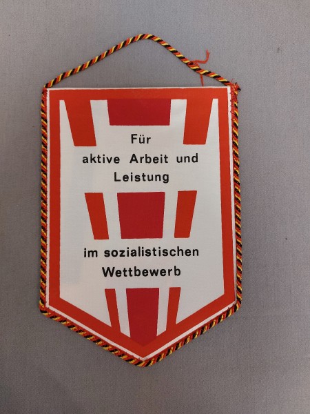 DDR Tischfahne/ Tischwimpel Für aktive Mitarbeit und Leistungen im sozialistischen Wettbewerb