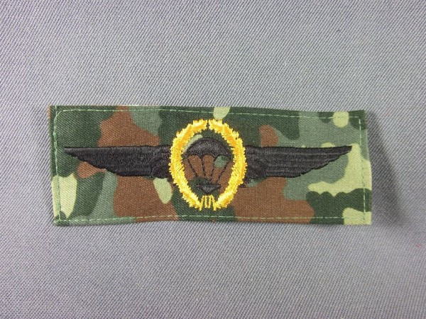 Fallschirmspringerabzeichen BW gold auf Flecktarn maschinengestickt, großer Fallschirm