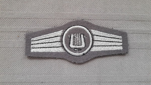 Tätigkeitsabzeichen Militärmusikpersonal, silber auf grau maschinengestickt