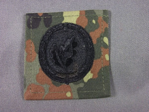 Einzelkämpferabzeichen II schwarz auf flecktarn maschinengestickt
