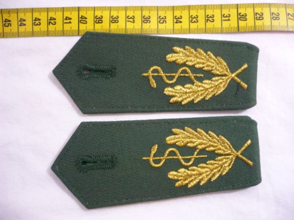 Allgemein: Schulterklappen Polizei grün, Äskulapstab gold 37mm und 2 Palmenzweige, Knopfloch