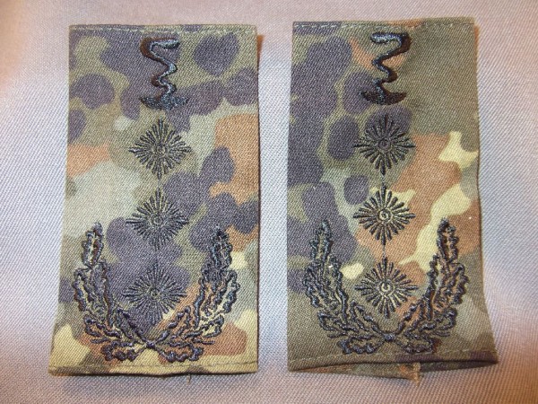 Rangschlaufen Oberstapotheker, schwarz auf Flecktarn