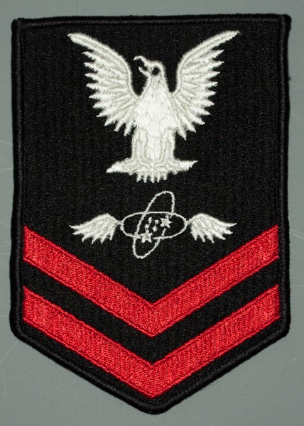 Armabzeichen für Jacken, Dienstgrad mit Laufbahnabzeichen, AT Aviation Electronics Technician, Petty Officer Second Class 