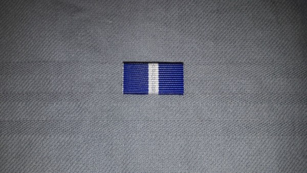 Nato Medaille blau-weiß-silber-weiß-blau, Bandschnalle