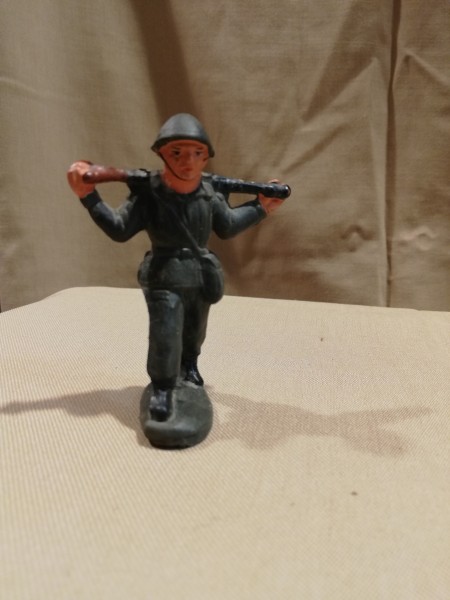 DDR Spielzeug Soldat NVA mit geschultertem Gewehr