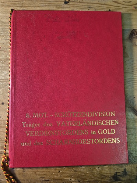 DDR Urkundenmappe 8.Mot.- Schützendivision Träger des Vaterländischen Verdienstorden in Gold und des