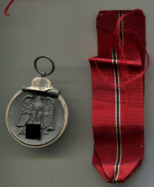 3.Reich Medaille Winterschlacht im Osten am original Band Hersteller 55