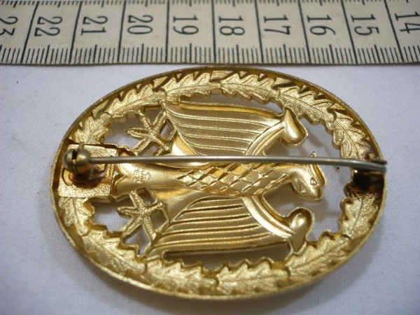 Leistungsabzeichen in Gold mit Zahl 5, Metall