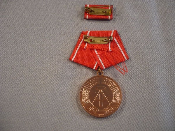 Medaille für ausgezeichnete Leistungen in den Kampfgruppen der Arbeiterklasse in Gold