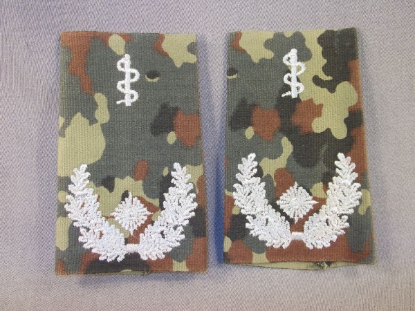 Rangschlaufen, Oberstabsarzt, weiß auf Flecktarn, Human Medizin