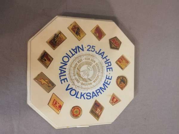 DDR NVA Abzeichen 12 Stück Kampfkurs - Salut etc in einer Box 25 Jahre NVA