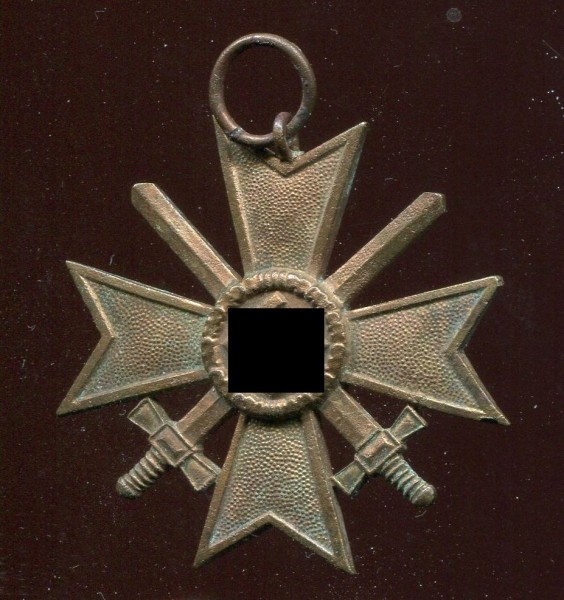 Deutsches Reich Kriegsverdienstkreuz 1939 mit Schwertern Buntmetall Bodenfund?