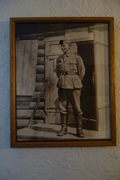 Wehrmacht Heer Bild Foto Soldat in Felduniform mit Koppel und Bajonett