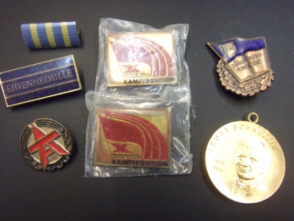 Plakettensatz, 1x FDJ, 1x Arbeiter-Festspiele  2x Kampfposition X, 1x Ernst Schneller ohne Ordensband, 1x Bandspange "Ehrenmedaille" 