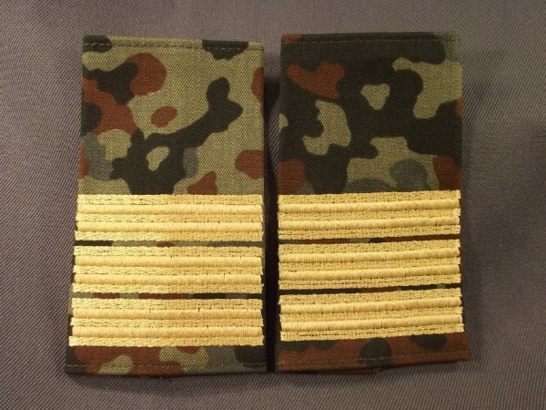 Rangschlaufen Korvettenkapitän, gelb auf flecktarn