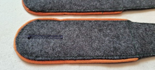 Schulterklappen Mannschaften, blaugrau mit oranger Paspel