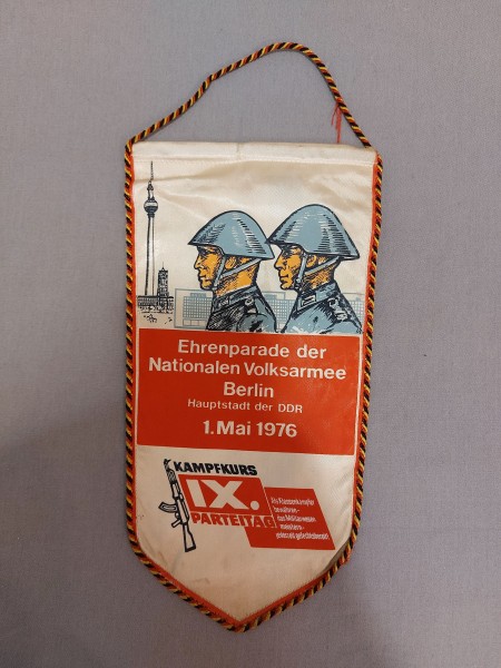 DDR Tischfahne/ Tischwimpel Ehrenparade der Nationalen Volksarmee 1.Mai 1976