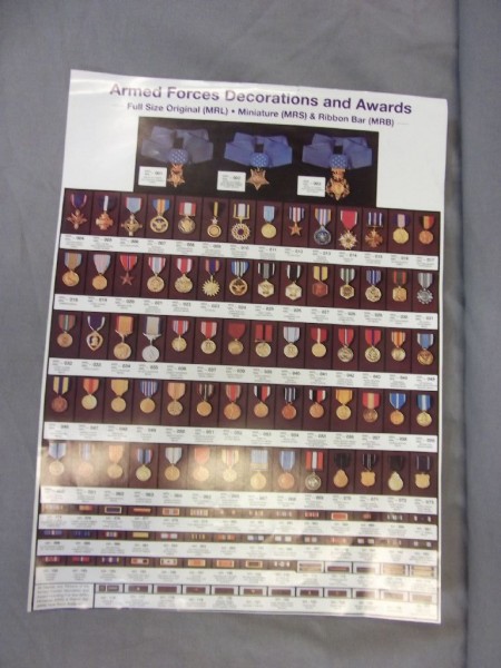 Poster mit den US- Militärmedaillen/ Orden und Ribbons in Farbe, Neu