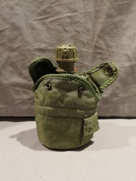 US Wasserflasche/ Feldflasche Plastik oliv mit Metall Becher und Bezug Original