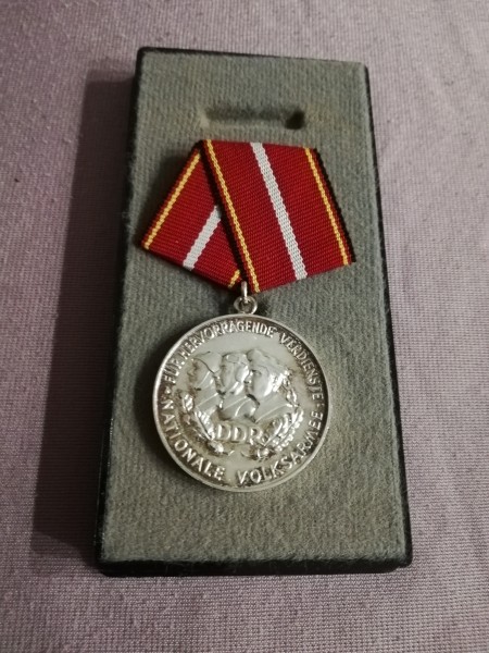 DDR Verdienstmedaille der Nationalen Volksarmee Silber Bartel 146f