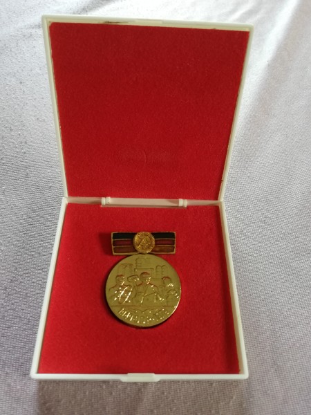 DDR Medaille 30,Jahrestag der Gründung der DDR Bartel 287
