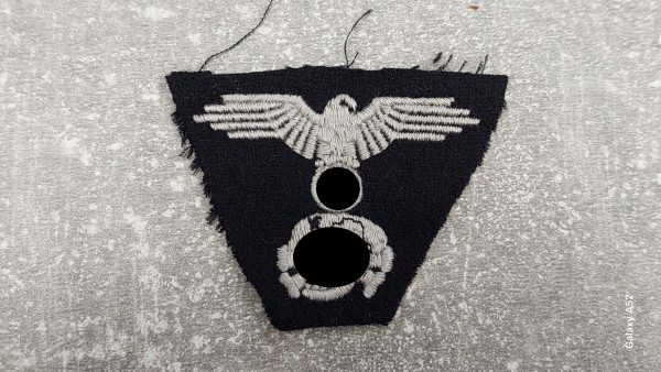 Mützenadler und Totenkopf XX Mannschaften für M43 auf schwarz maschinengestickt
