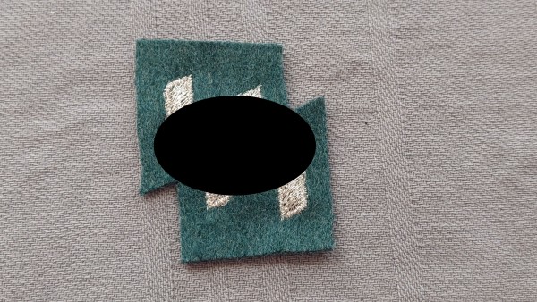 Brustabzeichen XX für Offizier der Schutzpolizei, silber maschinengestickt auf feldgrau