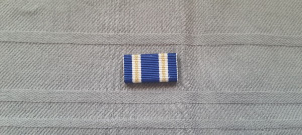 Nato Medaille blau-weiß-gold-weiß-blau-weiß-gold- weiß-blau Eagle Assist