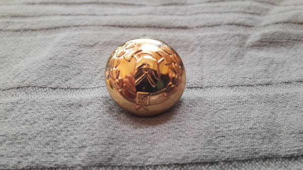 Allgemein: Knopf 22mm Messing Helm mit Beil und Axt