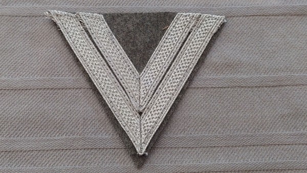 Dienstgradabzeichen Waffen XX Obergefreiter/ Obergefreitenwinkel silber auf feldgrau