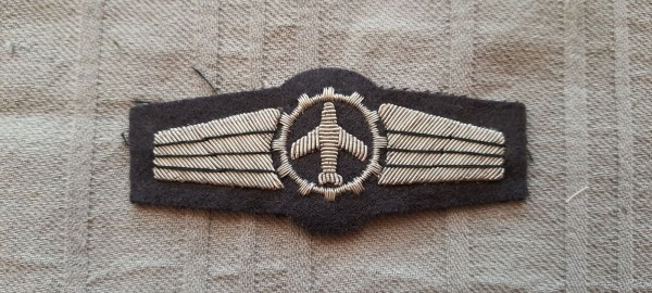 Tätigkeitsabzeichen, Logistisches Personal silber auf blaugrau silberne Schwingen