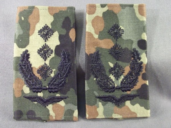 Rangschlaufen Oberst schwarz auf Flecktarn mit Schwinge