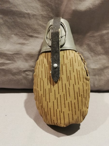 DDR NVA Feldflasche mit Strichtarn Bezug und Becher mit Original Etikett
