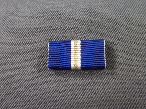Nato Medaille blau-weiß-gold-weiß-blau, Bandschnalle
