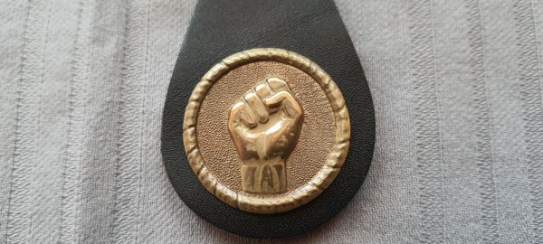 Schlüsselanhänger auf Leder mit Abzeichen Rotfront- Kämpferbund