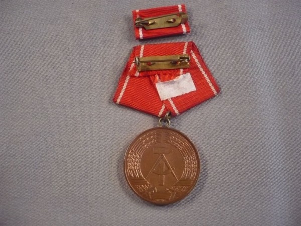 Medaille für ausgezeichnete Leistungen in den Kampfgruppen der Arbeiterklasse in Gold