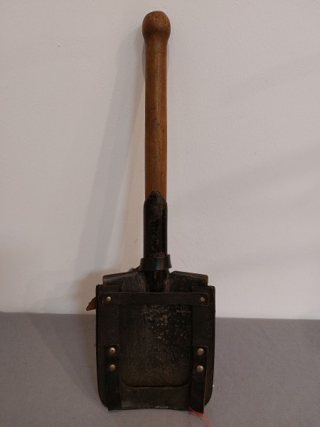 DDR Spaten Feldspaten mit Tasche in Leder schwarz NVA Original