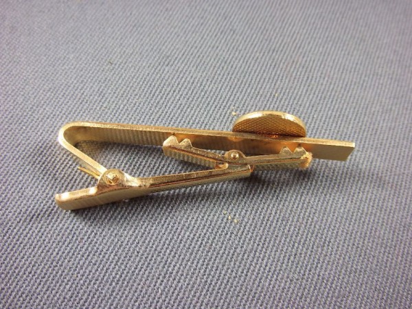 Saarland: Krawattenspange mit Armabzeichen Saarland alte Art grün