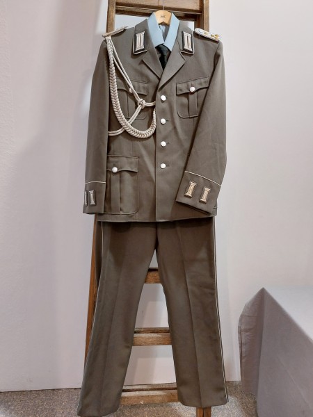 DDR Paradeuniform NVA Landstreitkräfte LaSk Hauptmann mit Paradeschnur / Fangschnur