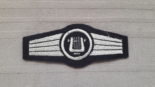 Tätigkeitsabzeichen Militärmusikpersonal, silber auf blau maschinengestickt