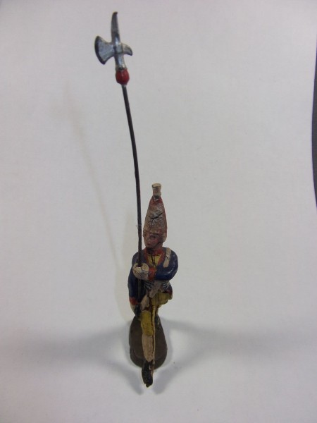 Elastolin- Soldaten, 1 Soldat maschierend mit Hellebarde, Kaiser Friedrich Garde Hersteller Elastolin, ca. 8,5cm