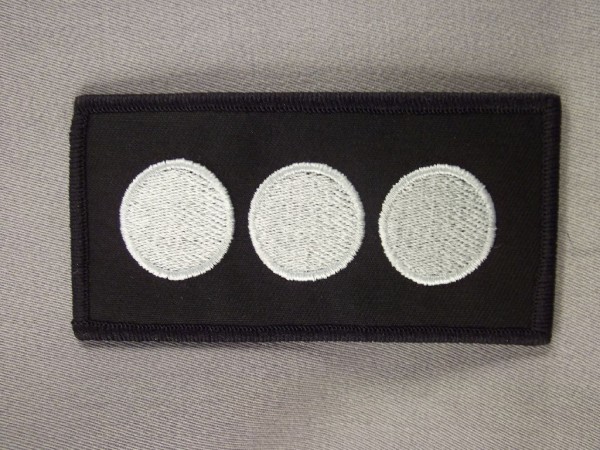 Allgemein: Funktionsabzeichen für Einsatzanzug Polizei, 3 Punkte weiß auf dunkelblau *+10cm x 5cm+*