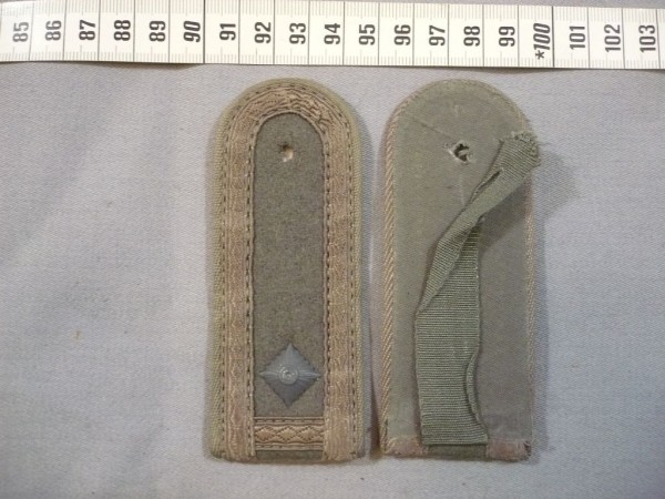 Schulterklappen, Landstreitkräfte, Feldwebel, mit 1 grauen Stern, mit Schlaufen, Neu