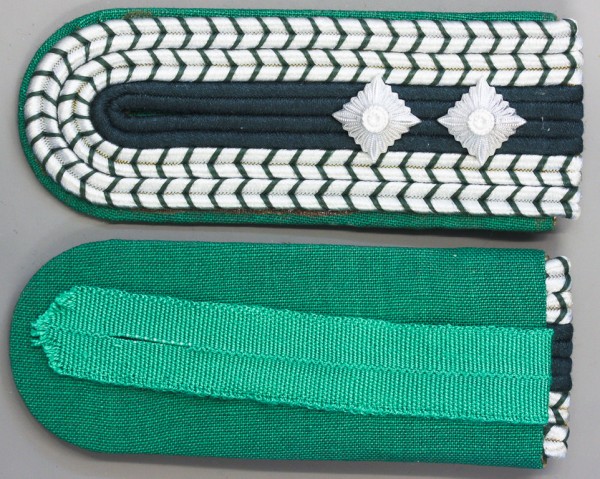 Schulterklappen, Volkspolizei- VoPo, Meister, 2 silbernen Sternen, mit Schlaufen, Neu
