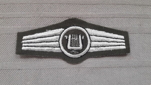 Tätigkeitsabzeichen Militärmusikpersonal, silber auf oliv maschinengestickt