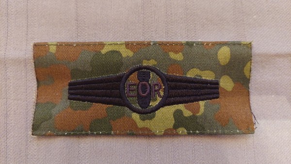 Tätigkeitsabzeichen Kampfmittelabwehrkräfte EOR schwarz auf flecktarn