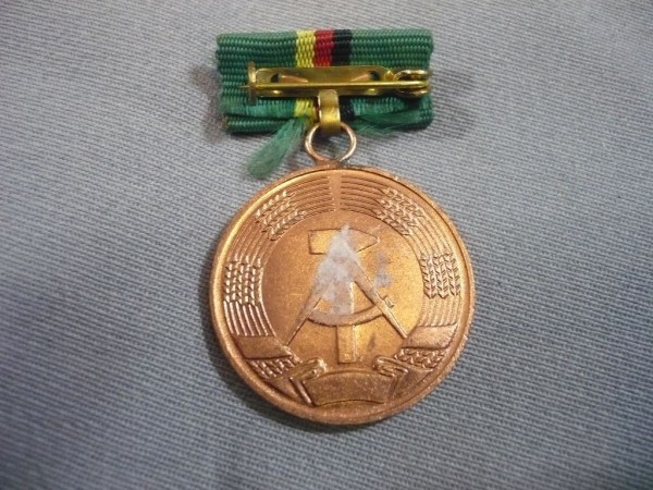 Medaille für ausgezeichnete Leistungen in den landwirtschaftlichen Produktionsgenossenschaften in Bronze