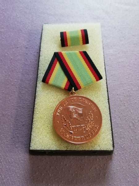 DDR Medaille für treue Dienste in den Grenztruppen in Bronze Bartel 286d