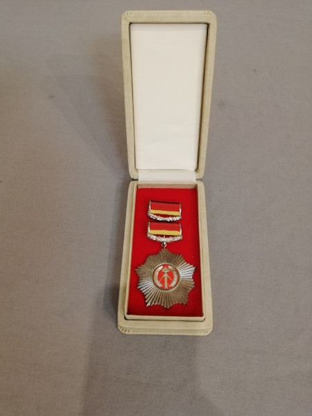 DDR Vaterländischer Verdienstorden Silber (4g) im Etui