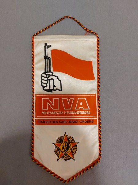 DDR Tischfahne/ Tischwimpel NVA Militärbezirk Neubrandenburg Träger des Karl-Marx-Ordens